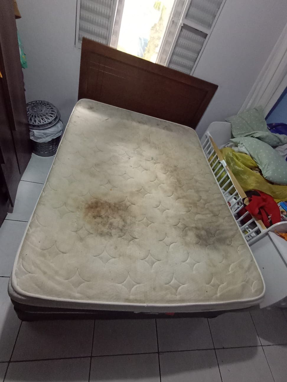 Colchão com manchas e mofo antes da limpeza