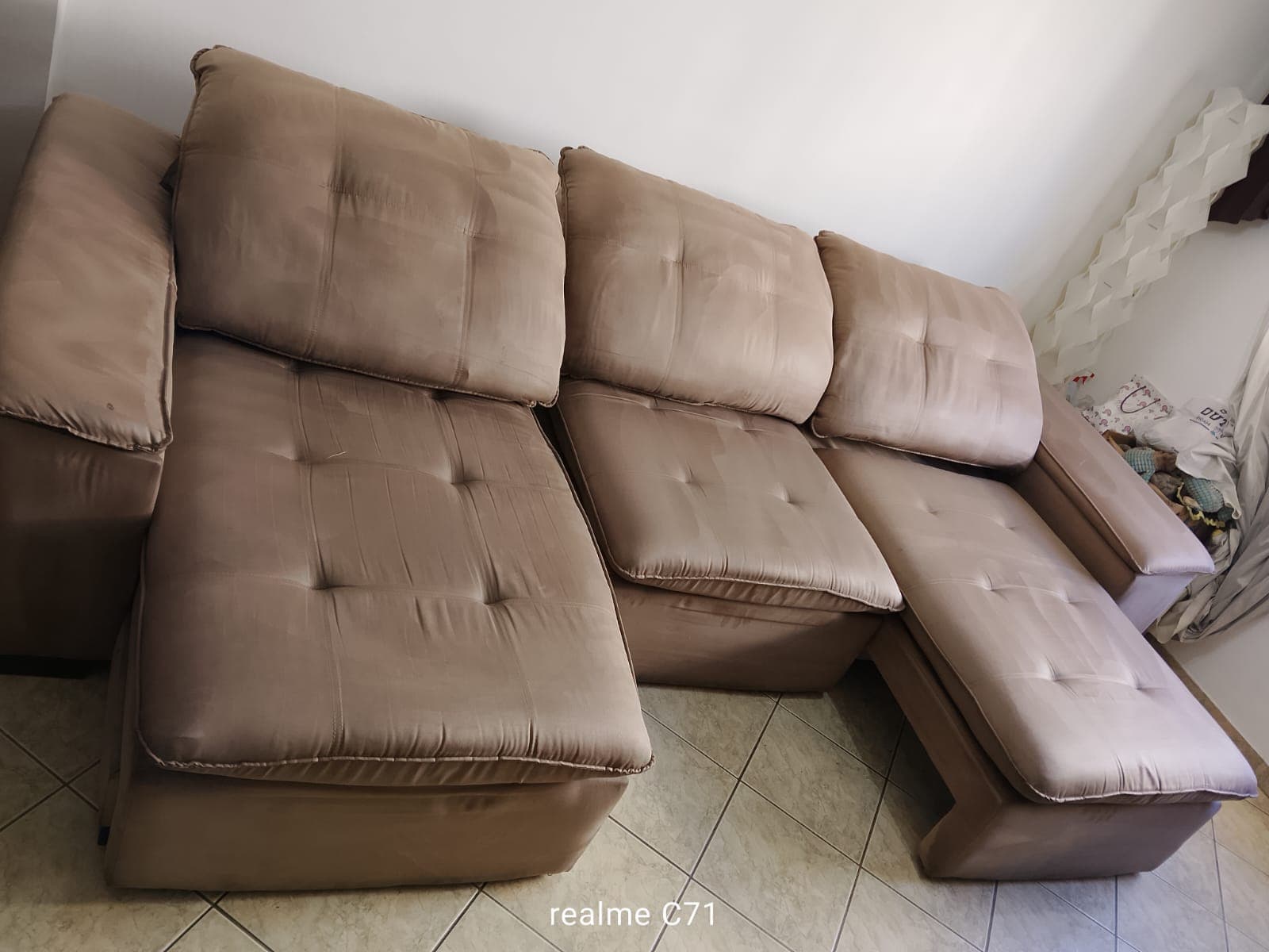 Sofá marrom depois da higienização — cor restaurada