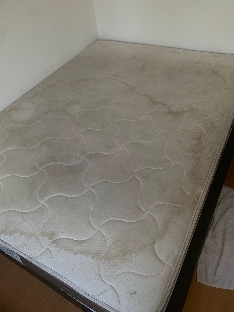 Colchão de casal com manchas antes da limpeza