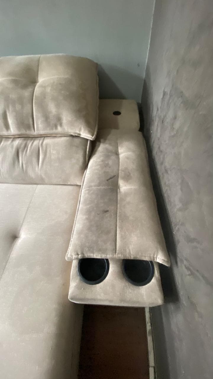 Detalhe do sofá durante a higienização profissional