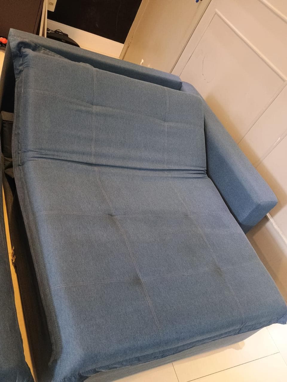 Sofá azul novinho após impermeabilização