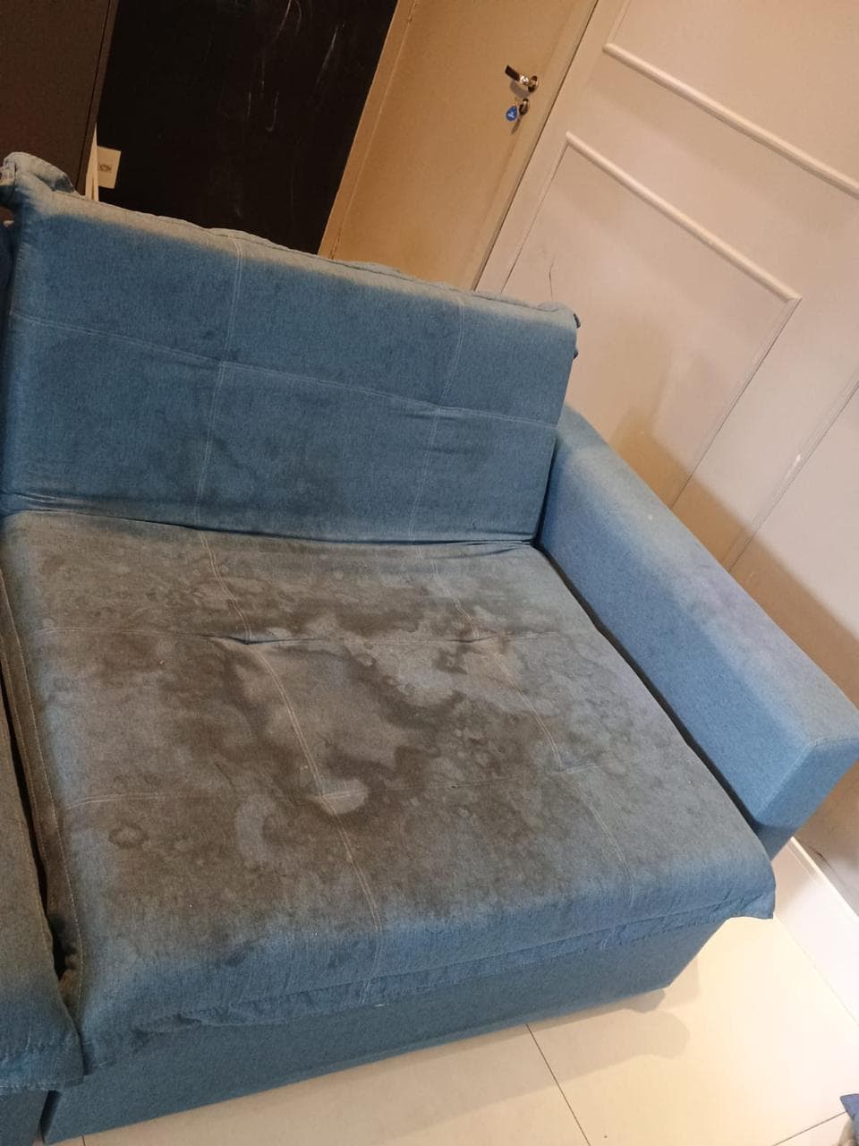 Trabalho de higienização em sofá de 3 lugares