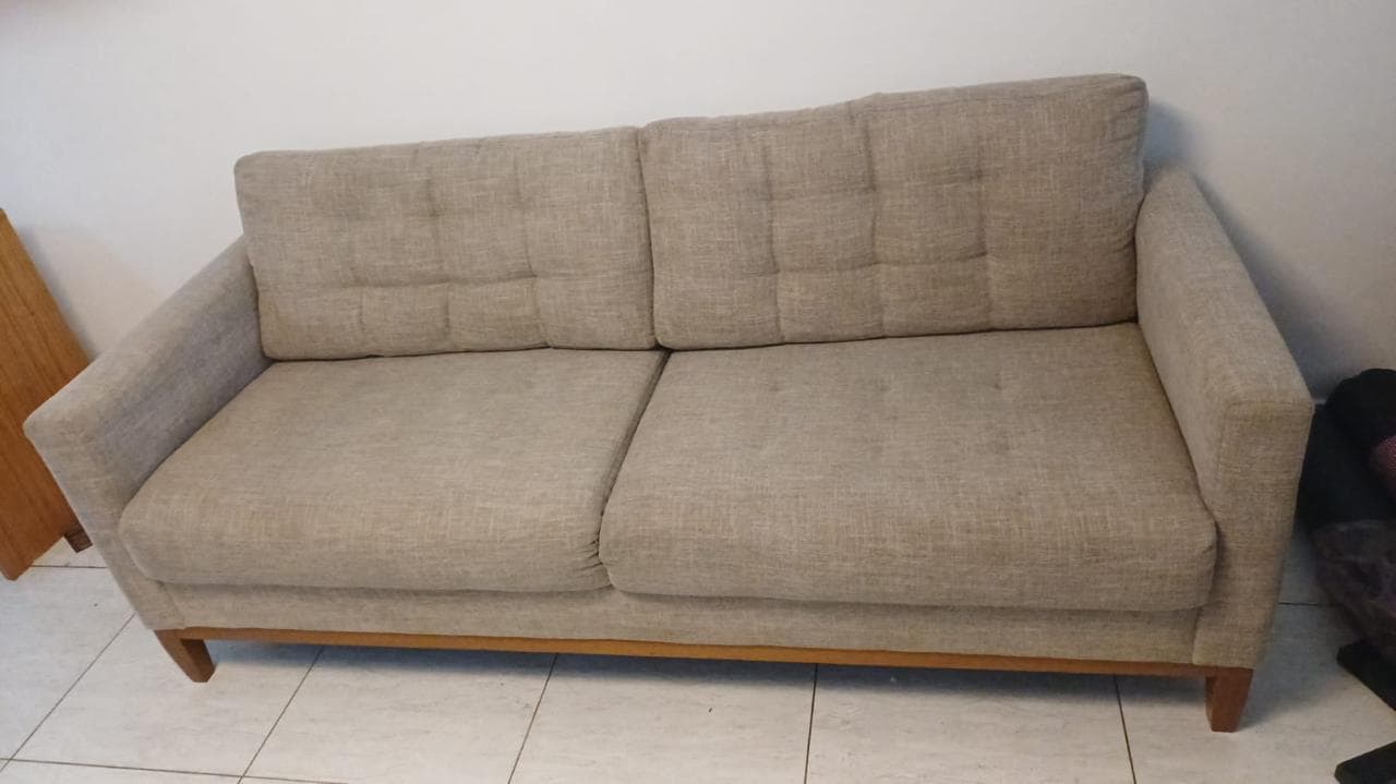Sofá retrátil cinza após processo completo