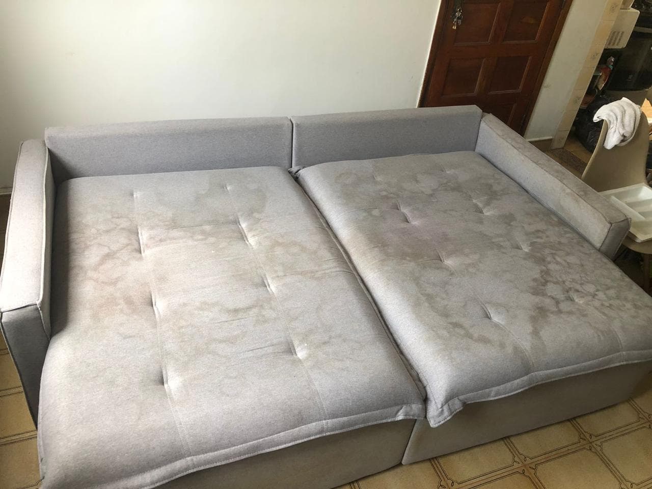 Extração de sujeira profunda no sofá