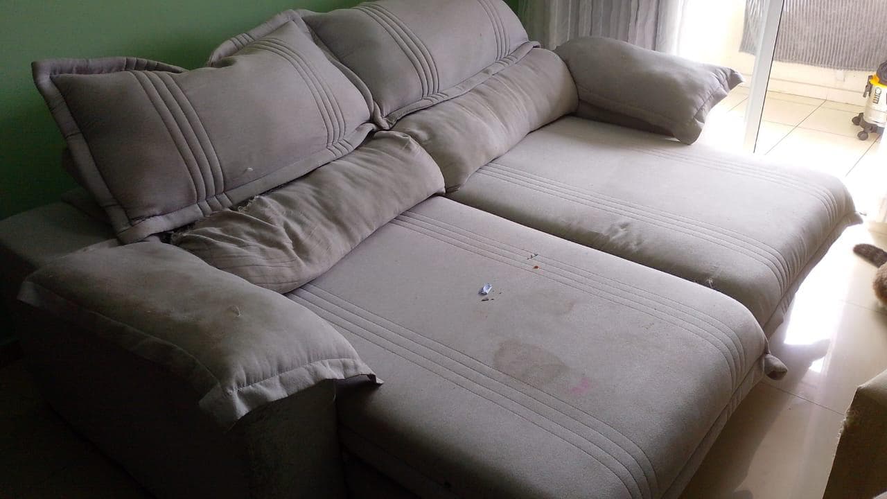 Sofá de tecido plano após remoção de manchas